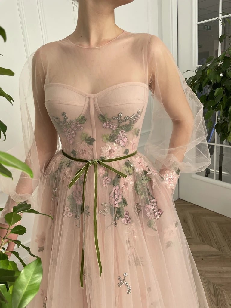 Vestido de fiesta de tul de manga larga con escote redondo y corte en A, con bordado floral.
