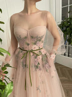 Vestido de fiesta de tul de manga larga con escote redondo y corte en A, con bordado floral.