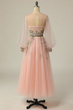 Vestido de fiesta de tul de manga larga con escote redondo y corte en A, con bordado floral.
