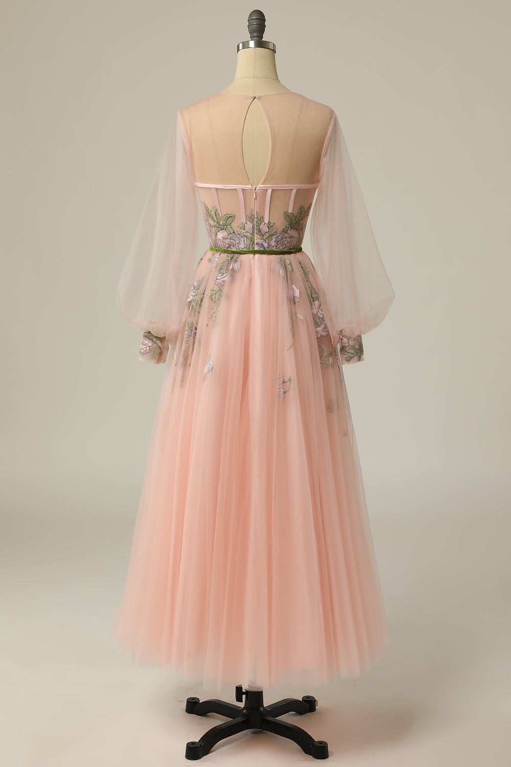 Vestido de fiesta de tul de manga larga con escote redondo y corte en A, con bordado floral.