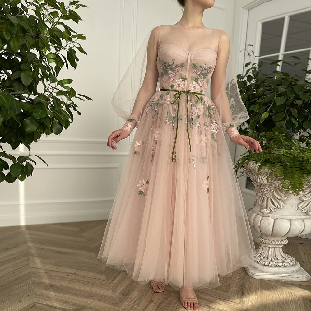 Vestido de fiesta de tul de manga larga con escote redondo y corte en A, con bordado floral.