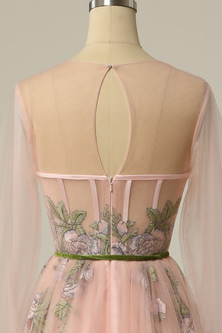 Robe de bal trapèze en tulle à manches longues et col rond, ornée de broderies florales.