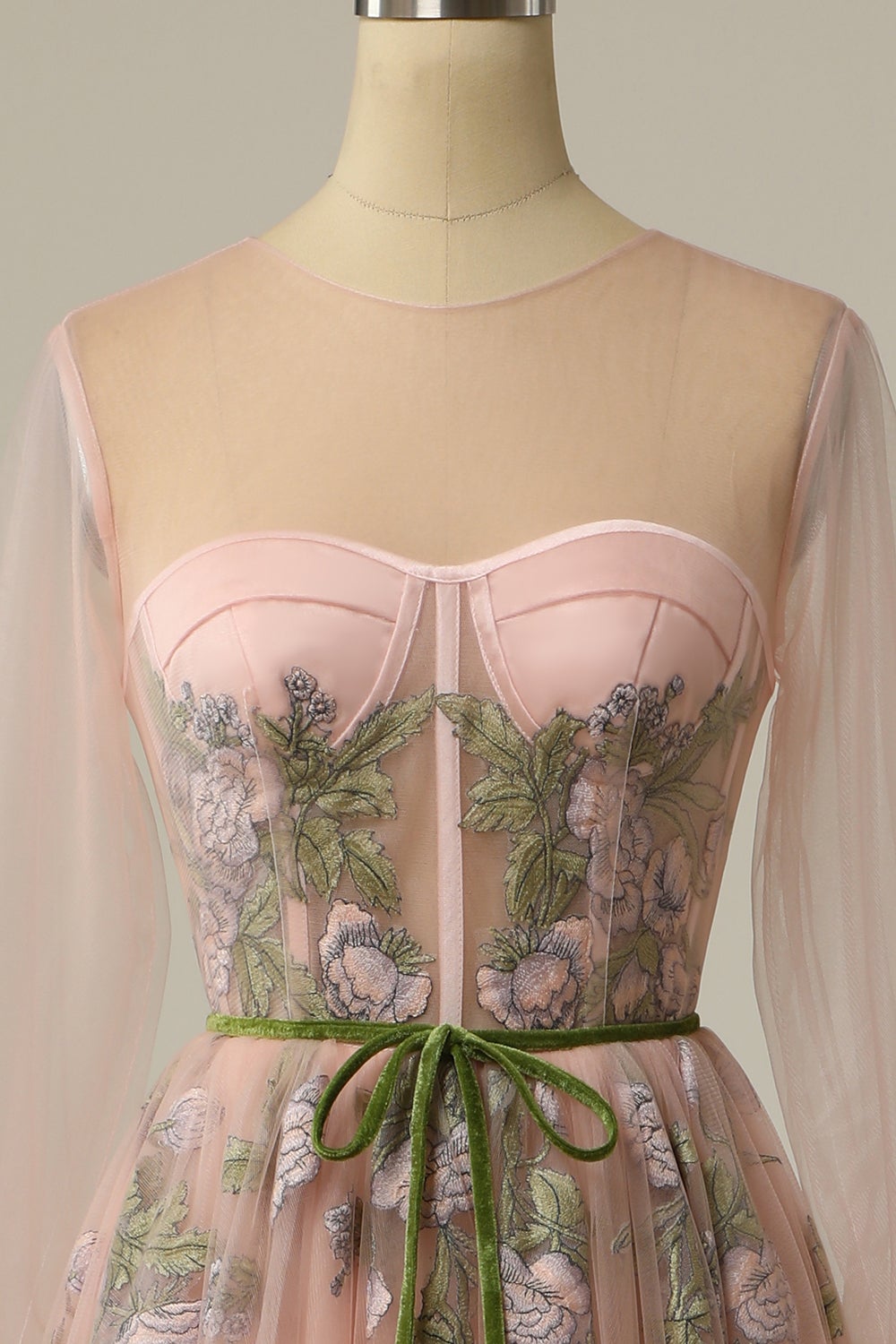 Vestido de fiesta de tul de manga larga con escote redondo y corte en A, con bordado floral.