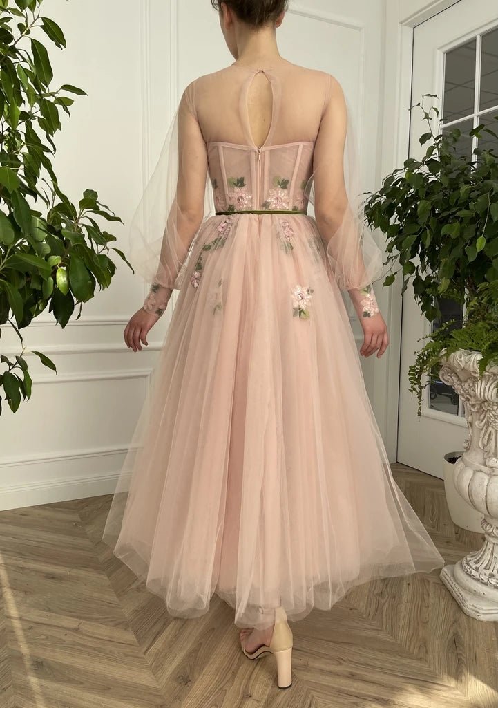 Vestido de fiesta de tul de manga larga con escote redondo y corte en A, con bordado floral.