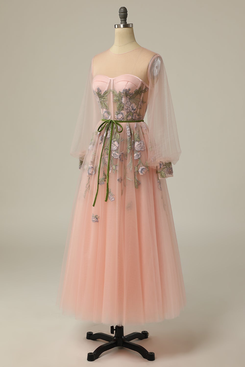 Vestido de fiesta de tul de manga larga con escote redondo y corte en A, con bordado floral.