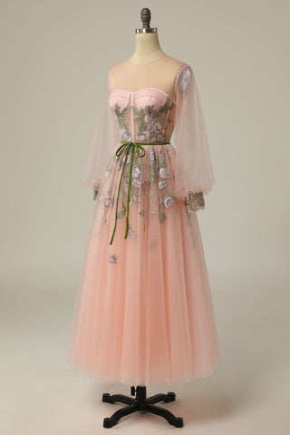 Robe de bal trapèze en tulle à manches longues et col rond, ornée de broderies florales.