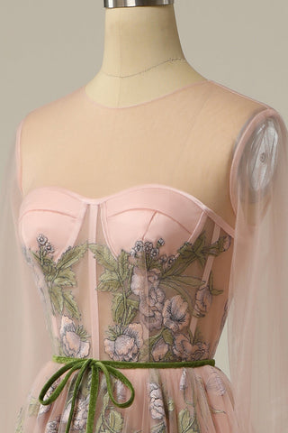 Robe de bal trapèze en tulle à manches longues et col rond, ornée de broderies florales.