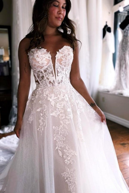 Vestidos de novia de tul corte A, sin mangas, hasta el suelo, con escote corazón y apliques.