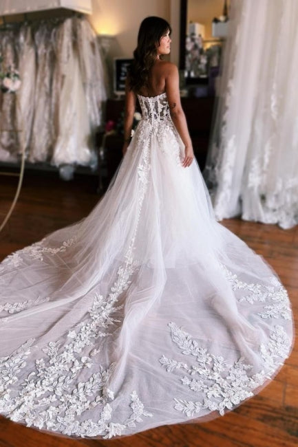 Vestidos de novia de tul corte A, sin mangas, hasta el suelo, con escote corazón y apliques.
