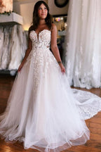 Vestidos de novia de tul corte A, sin mangas, hasta el suelo, con escote corazón y apliques.
