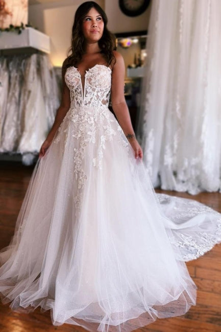 Vestidos de novia de tul corte A, sin mangas, hasta el suelo, con escote corazón y apliques.