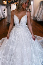 Vestidos de novia de corte A, tirantes finos, largo hasta el suelo, escote corazón, apliques y encaje.