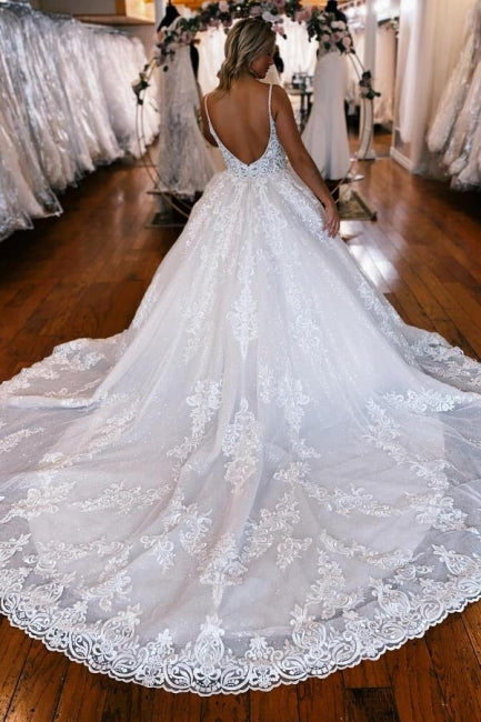 Vestidos de novia de corte A, tirantes finos, largo hasta el suelo, escote corazón, apliques y encaje.