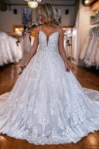 Vestidos de novia de corte A, tirantes finos, largo hasta el suelo, escote corazón, apliques y encaje.