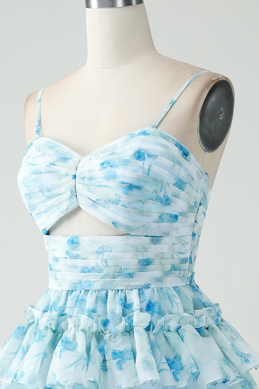 Vestido corto de fiesta de bienvenida con tirantes finos, corte en A, volantes y estampado floral.