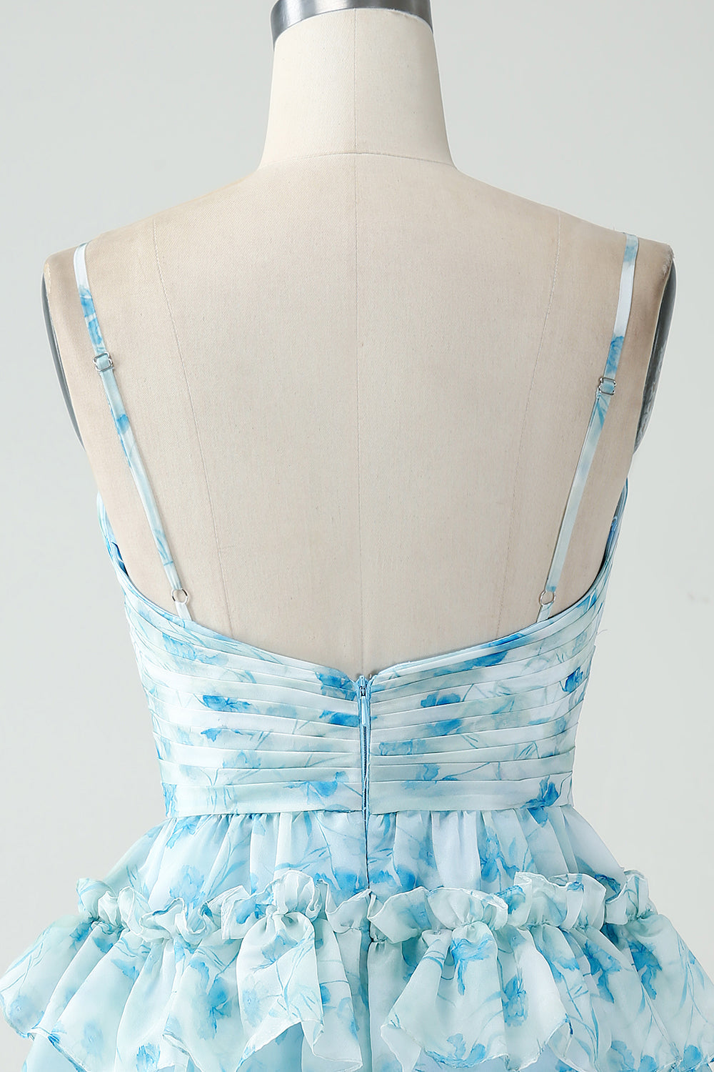 Vestido corto de fiesta de bienvenida con tirantes finos, corte en A, volantes y estampado floral.