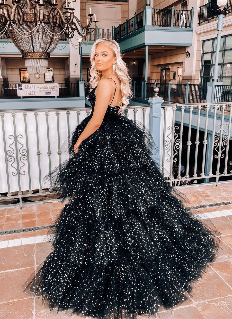Vestido de fiesta de corte asimétrico con tirantes finos y falda de tul escalonada
