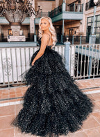 Vestido de fiesta de corte asimétrico con tirantes finos y falda de tul escalonada