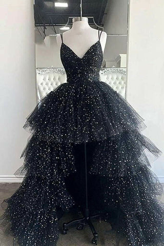 Robe de bal trapèze à fines bretelles et jupe asymétrique en tulle à volants.