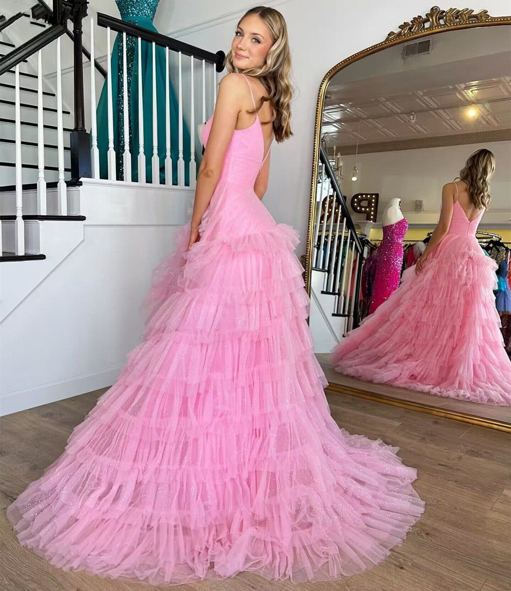 Vestido de graduación de tul escalonado con tirantes finos y corte en A 
