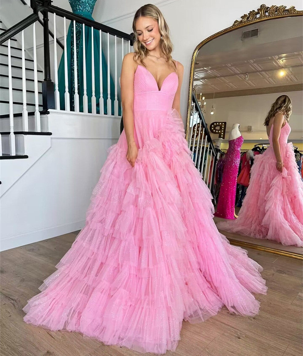 Vestido de graduación de tul escalonado con tirantes finos y corte en A 