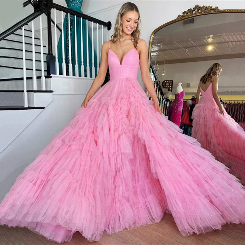 Vestido de graduación de tul escalonado con tirantes finos y corte en A 