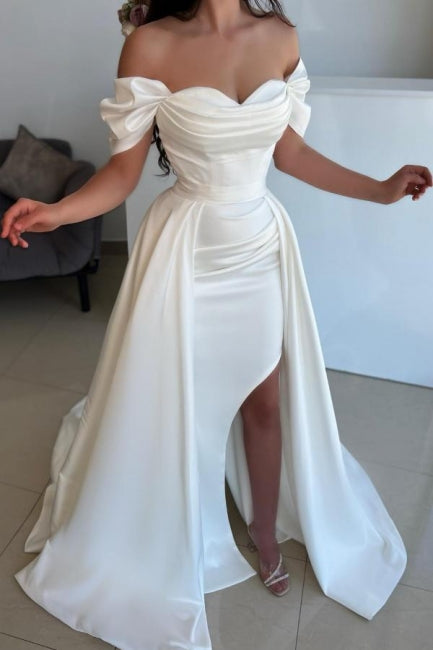 Vestidos de novia de corte línea A con abertura frontal, escote corazón y hombros descubiertos, con volantes.