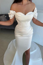 Vestidos de novia de corte línea A con abertura frontal, escote corazón y hombros descubiertos, con volantes.