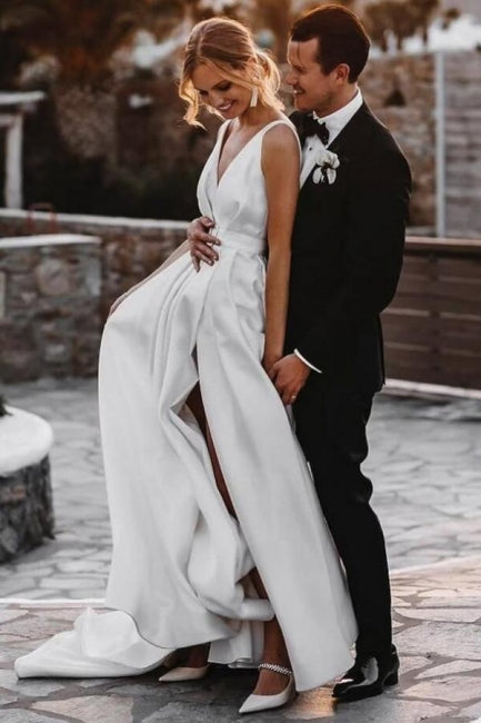 Vestidos de novia de corte A, sin mangas, con escote en V, abertura frontal y volantes.