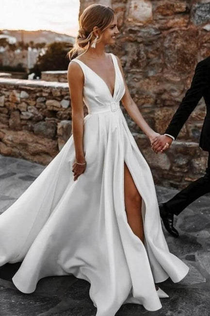 Vestidos de novia de corte A, sin mangas, con escote en V, abertura frontal y volantes.