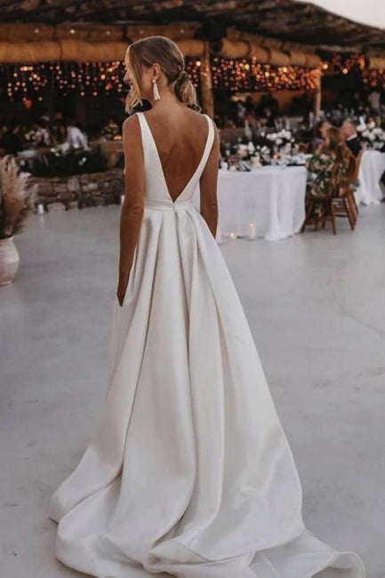Vestidos de novia de corte A, sin mangas, con escote en V, abertura frontal y volantes.