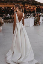 Vestidos de novia de corte A, sin mangas, con escote en V, abertura frontal y volantes.