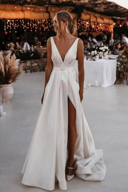 Vestidos de novia de corte A, sin mangas, con escote en V, abertura frontal y volantes.