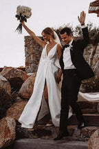 Vestidos de novia de corte A, sin mangas, con escote en V, abertura frontal y volantes.