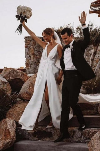 Vestidos de novia de corte A, sin mangas, con escote en V, abertura frontal y volantes.