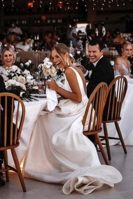 Vestidos de novia de corte A, sin mangas, con escote en V, abertura frontal y volantes.