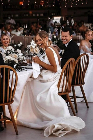 Vestidos de novia de corte A, sin mangas, con escote en V, abertura frontal y volantes.