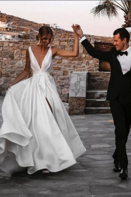 Vestidos de novia de corte A, sin mangas, con escote en V, abertura frontal y volantes.