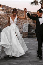 Vestidos de novia de corte A, sin mangas, con escote en V, abertura frontal y volantes.