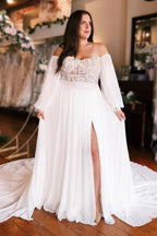 Robe de mariée trapèze bustier cœur manches longues fendue sur le devant avec dentelle