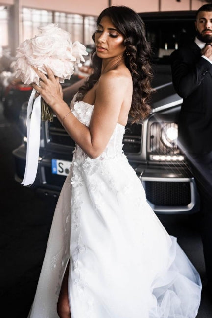 Vestidos de novia de corte A, de tul, sin mangas, hasta el suelo, con escote corazón y abertura frontal, con apliques.