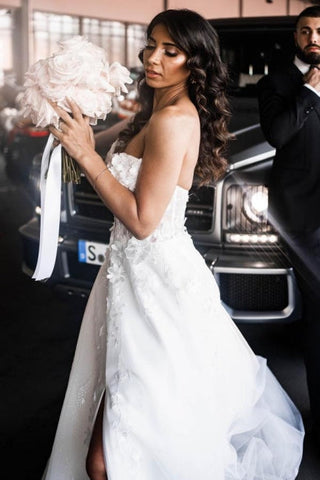 Robe de mariée trapèze en tulle sans manches, longueur au sol, décolleté en cœur fendu sur le devant, ornée d'appliqués