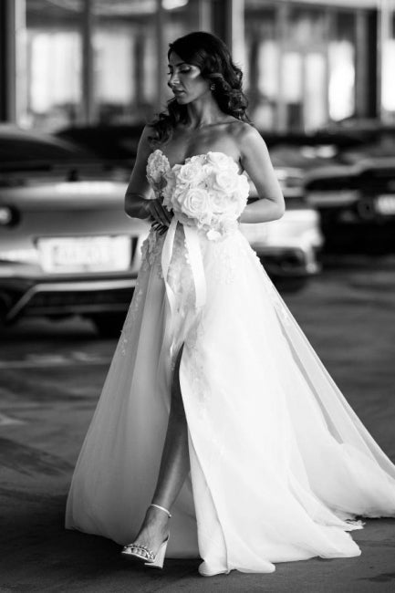 Vestidos de novia de corte A, de tul, sin mangas, hasta el suelo, con escote corazón y abertura frontal, con apliques.
