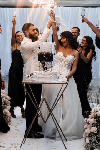 Robe de mariée trapèze en tulle sans manches, longueur au sol, décolleté en cœur fendu sur le devant, ornée d'appliqués