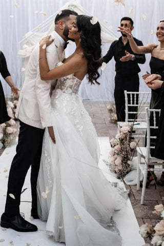 Robe de mariée trapèze en tulle sans manches, longueur au sol, décolleté en cœur fendu sur le devant, ornée d'appliqués