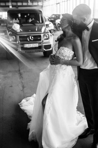 Robe de mariée trapèze en tulle sans manches, longueur au sol, décolleté en cœur fendu sur le devant, ornée d'appliqués