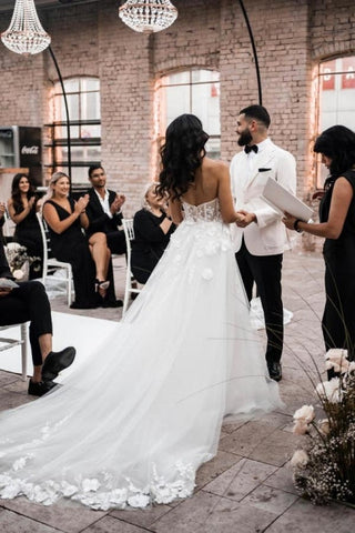 Robe de mariée trapèze en tulle sans manches, longueur au sol, décolleté en cœur fendu sur le devant, ornée d'appliqués