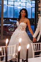 Vestidos de novia de corte A, de tul, sin mangas, hasta el suelo, con escote corazón y abertura frontal, con apliques.
