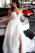 Vestidos de novia de corte A, de tul, sin mangas, hasta el suelo, con escote corazón y abertura frontal, con apliques.