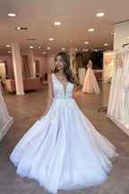 Vestidos de novia encantadores, de corte A, con escote en V, sin mangas y largos hasta el suelo, de tul, con apliques.